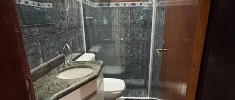 Family Cabin | Bathroom | Towels, toilet paper