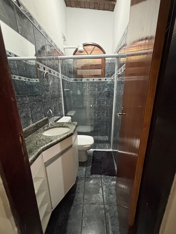 Cabaña familiar | Baño | Toallas y papel higiénico