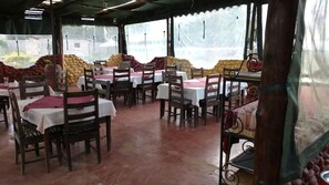 Petit déjeuner et déjeuner servis sur place, spécialités Cuisine locale