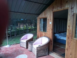 Escritorio, wifi gratis y ropa de cama