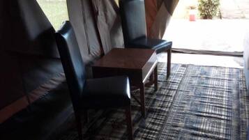 Comfort Tent | Desk, free WiFi, bed sheets