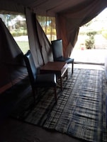 Barraca conforto | Escrivaninha, Wi-Fi de cortesia, roupa de cama