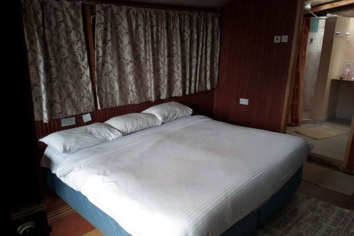 Comfort Room | Desk, WiFi (free), bed sheets