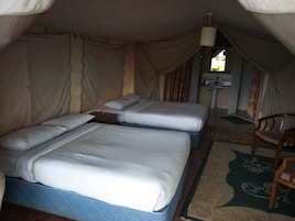 Barraca conforto | Escrivaninha, Wi-Fi de cortesia, roupa de cama