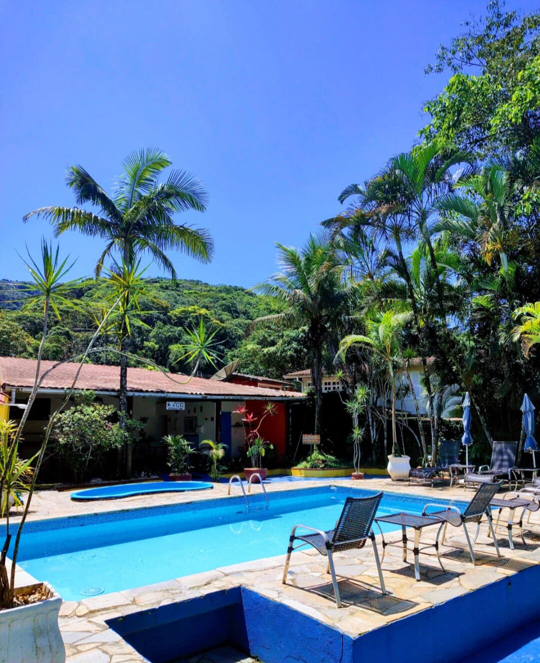 Utendørsbasseng, bassengparasoller og solsenger