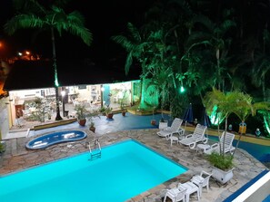 Outdoor pool, pool umbrellas, pool loungers - Apartamentos Atobá Juquehy (São Sebastião)
