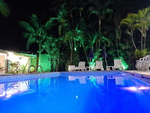 Outdoor pool, pool umbrellas, pool loungers - Apartamentos Atobá Juquehy (São Sebastião)
