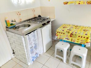 Kühlschrank, Ofen, Herdplatte, Kochgeschirr/Geschirr/Besteck