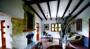 Casa familiar, diversos llits, fumadors | Sala d'estar | Televisor LED, llar de foc i reproductor de DVD 