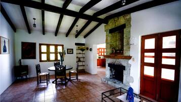 Casa familiar, varias camas, fumadores | Zona de estar | Una televisión LED, una chimenea, un reproductor de DVD