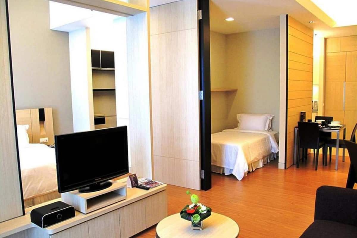 Executive Studio Suite, 1 Bedroom, Non Smoking, City View | Egyptian cotton sheets, premium bedding, down comforters