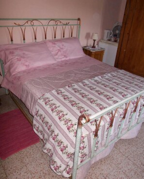 Free cots/infant beds, rollaway beds, bed sheets