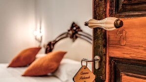 Una puerta de madera con un ojo de cerradura y una llave. Una placa de madera con el texto 