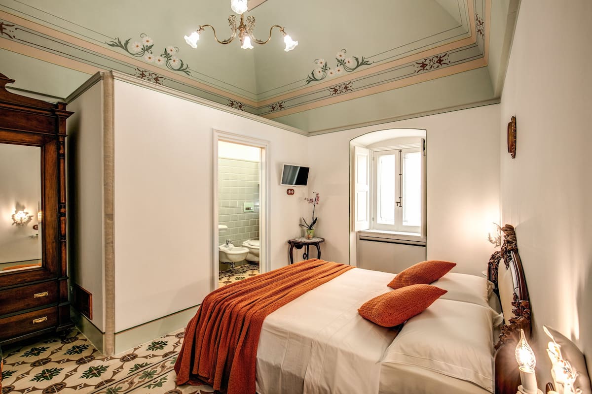 Habitación Deluxe doble, 1 cama de matrimonio | 1 dormitorio, caja fuerte, wifi gratis y ropa de cama