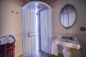 Chambre familiale | Coffre-fort, accès au Wi-Fi (inclus), literie fournie