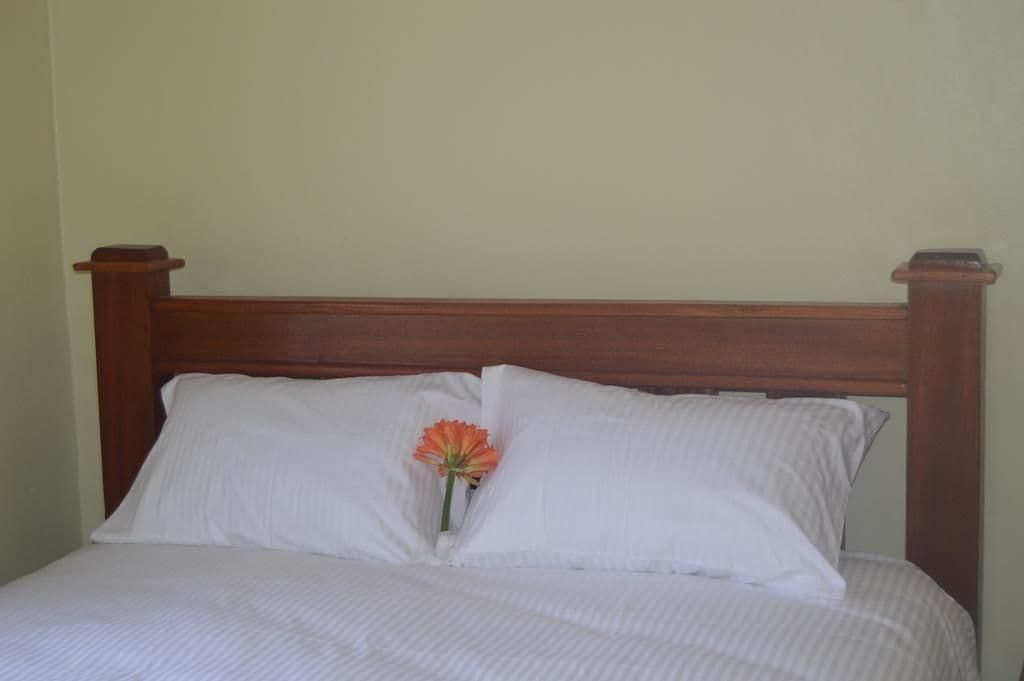 Skrivebord, lydisolert, barnesenger (inkludert) og wi-fi (inkludert)