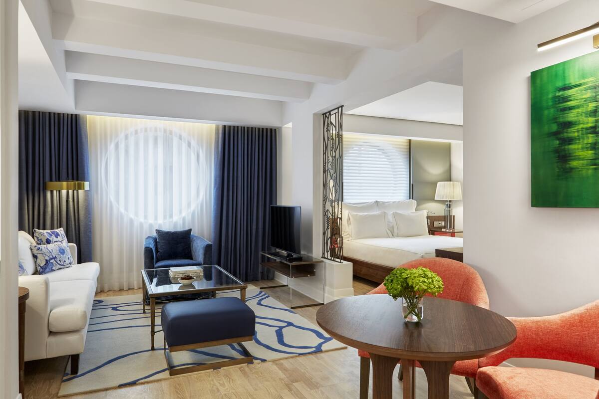 Urban Suite | 1 غرفة نوم وأغطية فراش متميزة وميني بار وخزنة داخل الغرفة