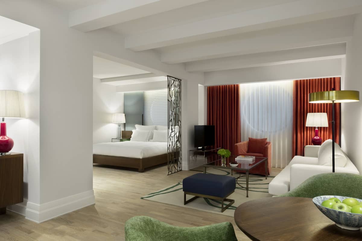 Suite, 1 cama King size | 1 habitación, ropa de cama de alta calidad y minibar