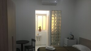 Comfort Triple Room | Minibar, soundproofing, iron/ironing board (on request) - St George Central (Santa Venera)