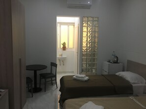 Quarto triplo conforto | Frigobar, quartos à prova de som, ferros/tábuas de passar roupa