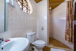 Douche, douche à « effet pluie », peignoirs, chaussons