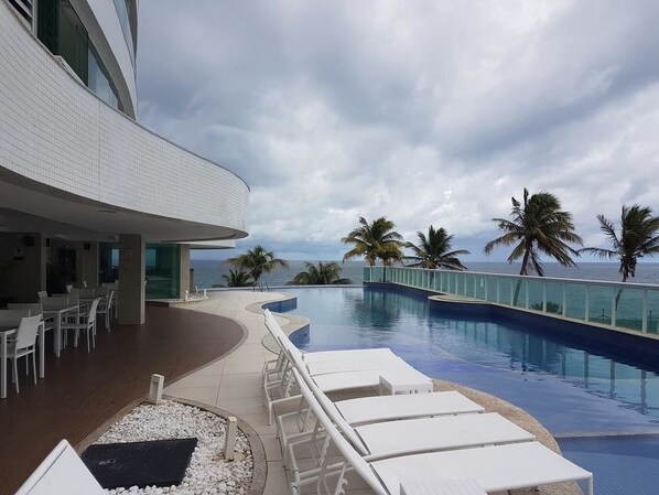 Outdoor pool, sun loungers - Condomínio Costa España (Salvador)