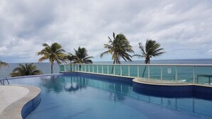 Una piscina al aire libre, tumbonas