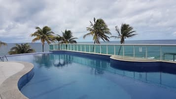 Kolam renang outdoor, dengan kursi berjemur