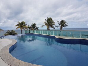 Outdoor pool, sun loungers - Condomínio Costa España (Salvador)