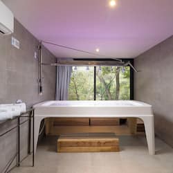 Area per trattamenti esterna, sauna, vasca idromassaggio, bagno turco