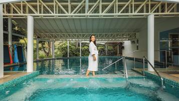 Área de tratamento externa, sauna seca, banheira de hidromassagem