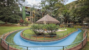 Alberca techada, 3 albercas al aire libre y sombrillas en la alberca