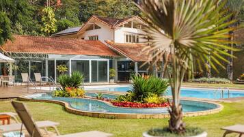 Piscine couverte, parasols de plage, chaises longues