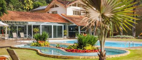 Una piscina techada, 3 piscinas al aire libre, sombrillas