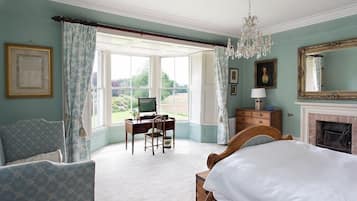 Castle | 8 bedrooms, Egyptian cotton sheets, premium bedding, iron/ironing board