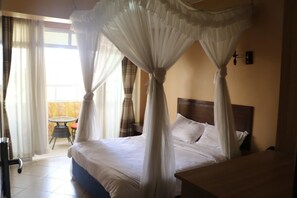 Kahden hengen huone (yksi tai kaksi sänkyä) | Työpöytä, äänieristys, ilmainen Wi-Fi, vuodevaatteet