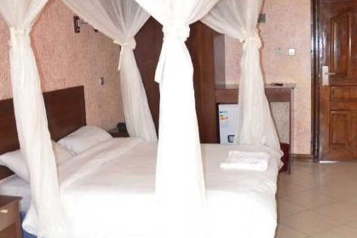 Double or Twin Room | Desk, soundproofing, WiFi (free), bed sheets