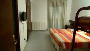 Quadruple Room | Bathroom | Bathtub, deep-soaking bathtub, free toiletries, towels - Hostal Les Collades (Sort)
