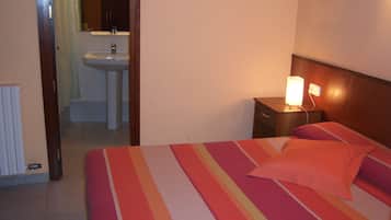 Habitación doble | Baño | Tina, tina profunda, amenidades de baño gratuitas, toallas