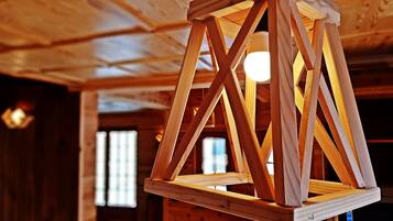 Eine Holzbalkendecke mit freiliegenden Holzbalken und einer hängenden Leuchte.