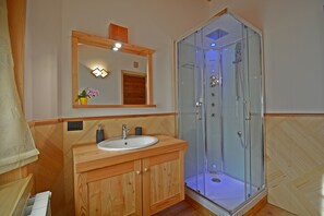 Kahden hengen comfort-huone (yksi tai kaksi sänkyä), oma kylpyhuone, vuoristonäköala | Kylpyhuone | Suihku, hiustenkuivaaja, tohvelit, pyyhkeet