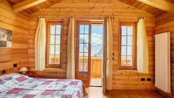 Quarto casal ou duplo conforto, banheiro privativo, vista para a montanha | Wi-Fi de cortesia, roupa de cama