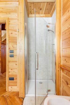 Comfort-Dreibettzimmer, 3 Einzelbetten, eigenes Bad, Gartenblick | Badezimmer | Dusche, Haartrockner, Hausschuhe, Handtücher