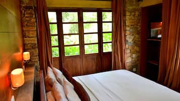 Superior Double Room, Non Smoking | Desk, iron/ironing board, bed sheets