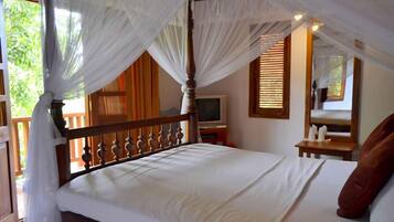 Phòng đôi Deluxe, 1 giường cỡ king, không hút thuốc | Bàn, bàn ủi/dụng cụ ủi quần áo, bộ trải giường