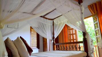 Deluxe Double Room, 1 Katil Raja (King), Non Smoking | Meja, seterika/papan seterika, cadar katil
