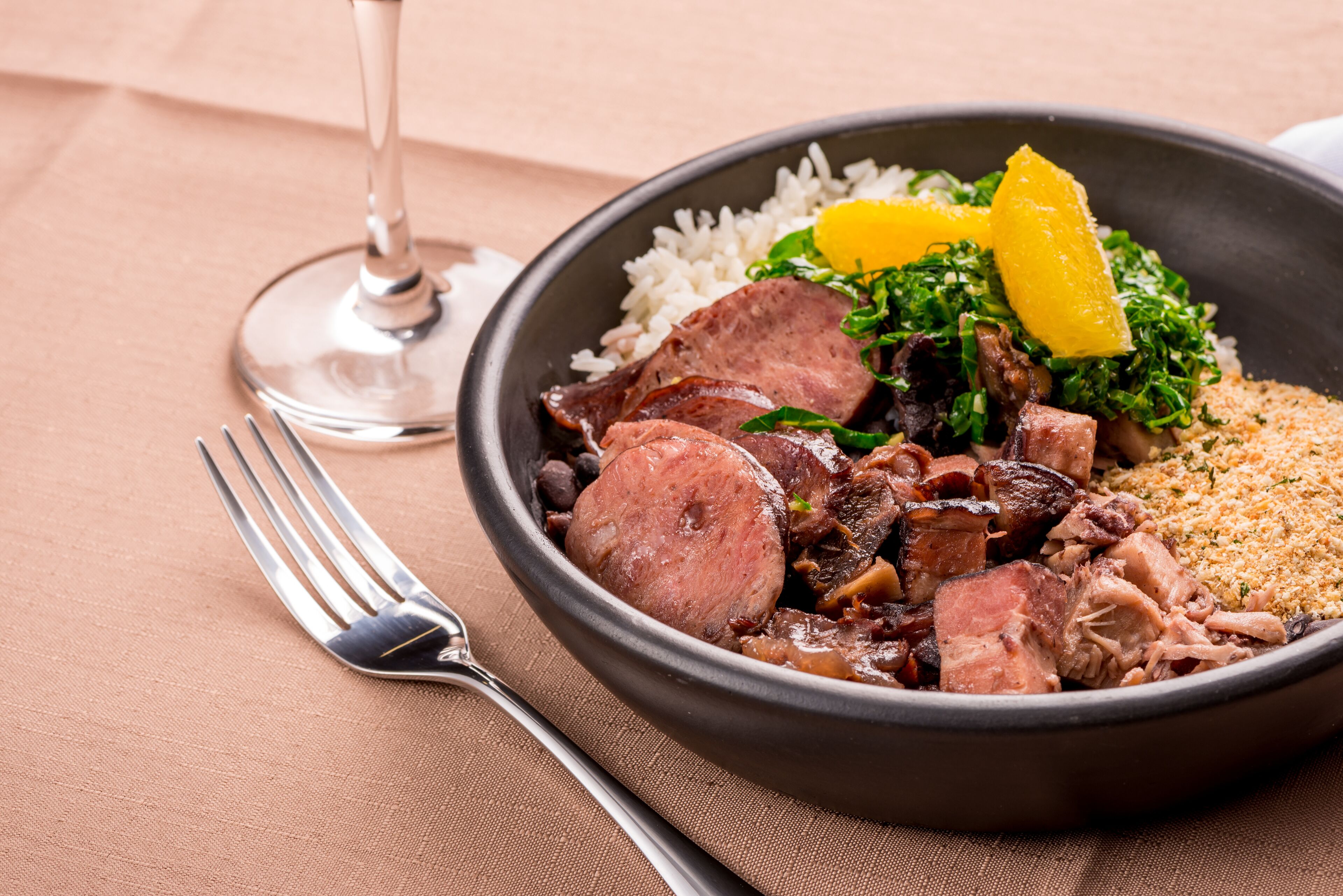 Un plato de comida con arroz, carne y verduras.