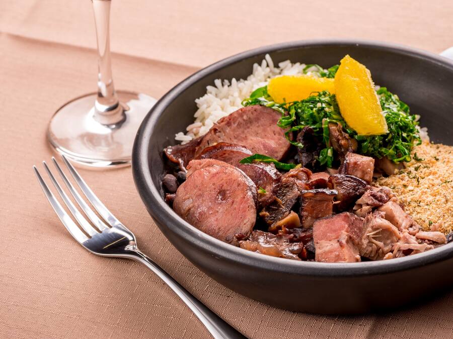 Eine Schüssel mit Reis, Fleisch und Gemüse.