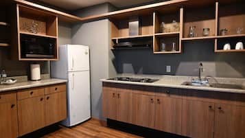 Refrigerador, microondas y utensilios de cocina