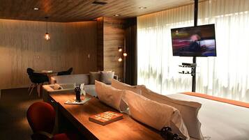 Master Suite, 1 King Bed, Kitchenette | Caja fuerte, decoración individual, escritorio